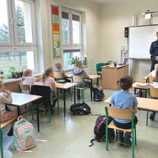 Policjanci odwiedzili dzieci w szkole. Zapoznanie z pracą policjanta